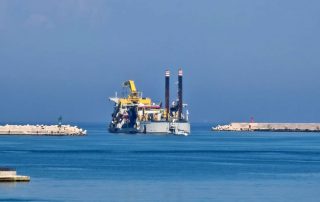 Port of Bari - completion of the port structures in the Pizzoli Marisabella area, arrival of a CSD type dredger for dredging high hardness rocks