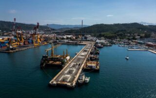 Nuovo Molo Crociere della Spezia: avanti tutta!
Ormeggiato il bacino galleggiante “Benedetta” al molo Enel: al via il consolidamento dei fondali e la prefabbricazione dei cassoni