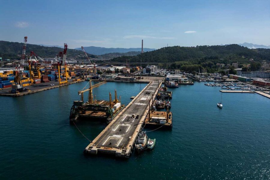 Nuovo Molo Crociere della Spezia: avanti tutta! Ormeggiato il bacino galleggiante “Benedetta” al molo Enel: al via il consolidamento dei fondali e la prefabbricazione dei cassoni